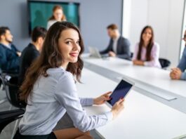 Eine Frau im Konferenzraum, was ist die Frauenquote?