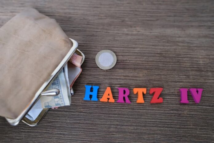 Ein Portemonnaie und Buchstaben, was ist Hartz 4?