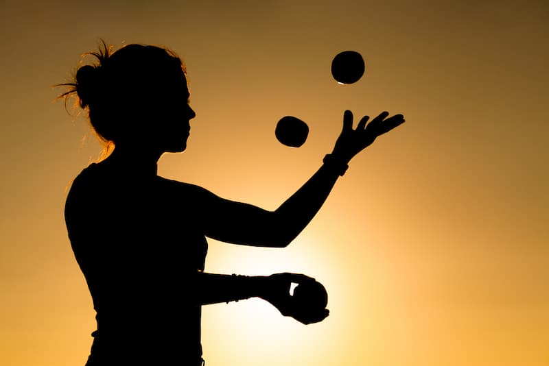 Eine Frau jongliert, wie trainiert man Geschicklichkeit?