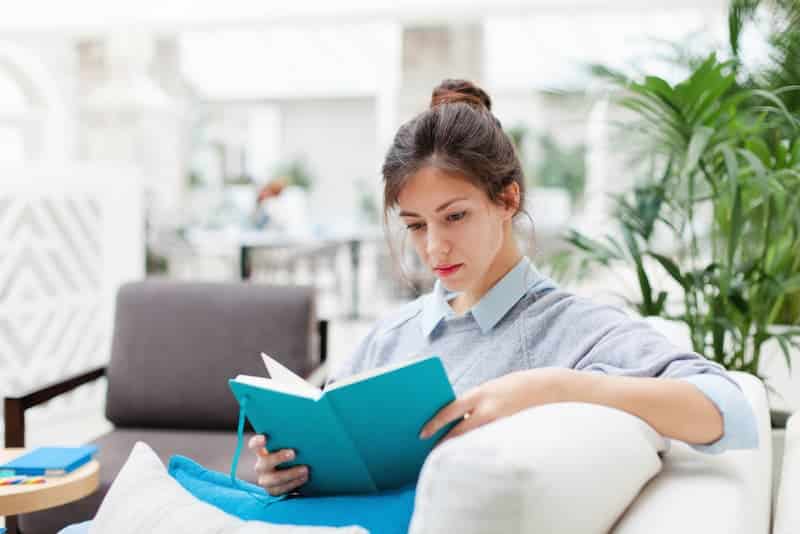Eine Frau lernt mit einem Buch, was ist ein triales STudium?