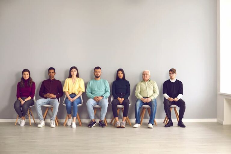 Mehrere Bewerber warten auf ein Job-Speed-Dating