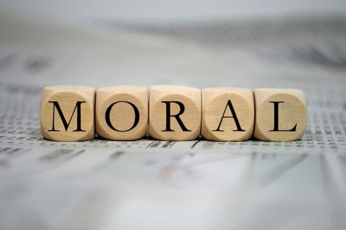 Auf mehreren Steinen steht das Wort Moral