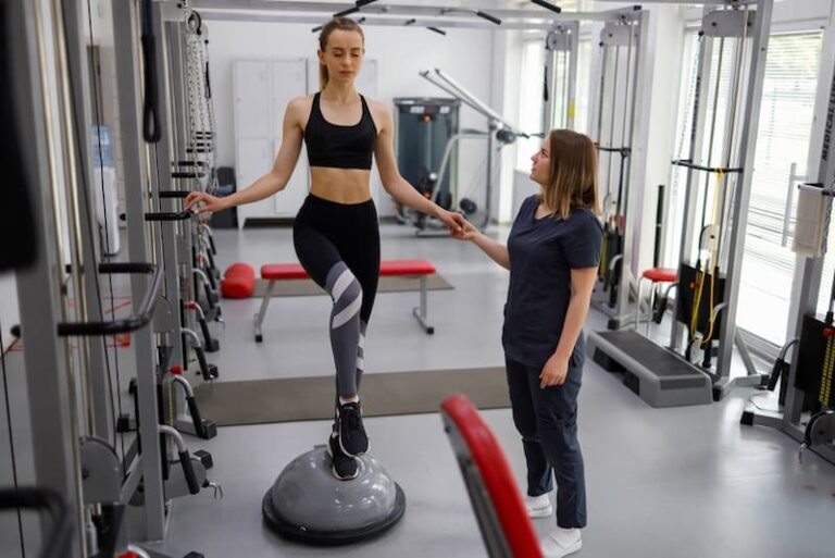 Eine Frau balanciert auf einem Ball, was sind effektive Koordinationsübungen?