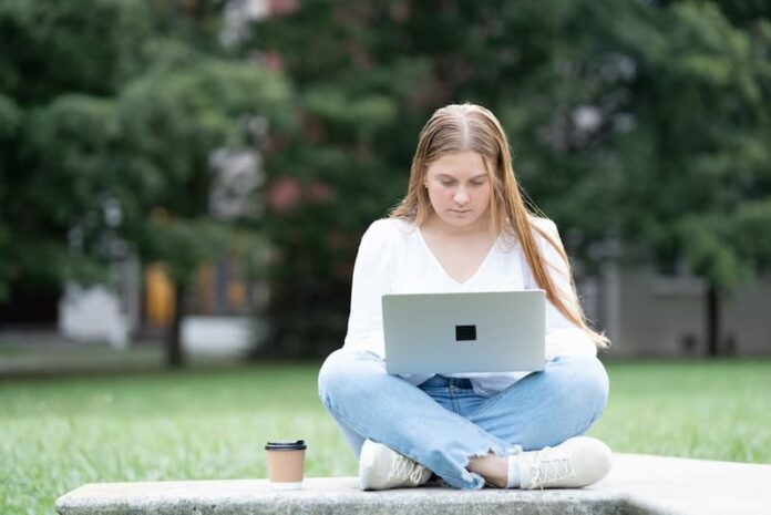 Eine Schülerin sitzt am Laptop, was ist eine Schülerpraktikum Bewerbung?