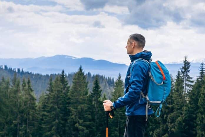 Ein Mann mit Rucksack im Wald, wie kann man Aussteiger werden?
