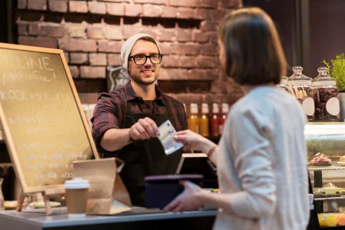 Ein Mitarbeiter in einem Café erhält Trinkgeld