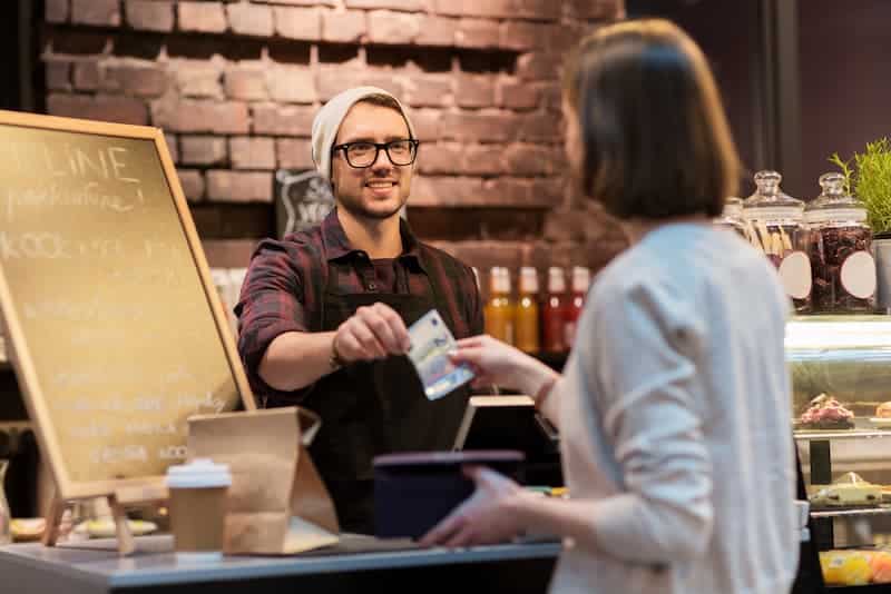 Ein Mitarbeiter in einem Café erhält Trinkgeld