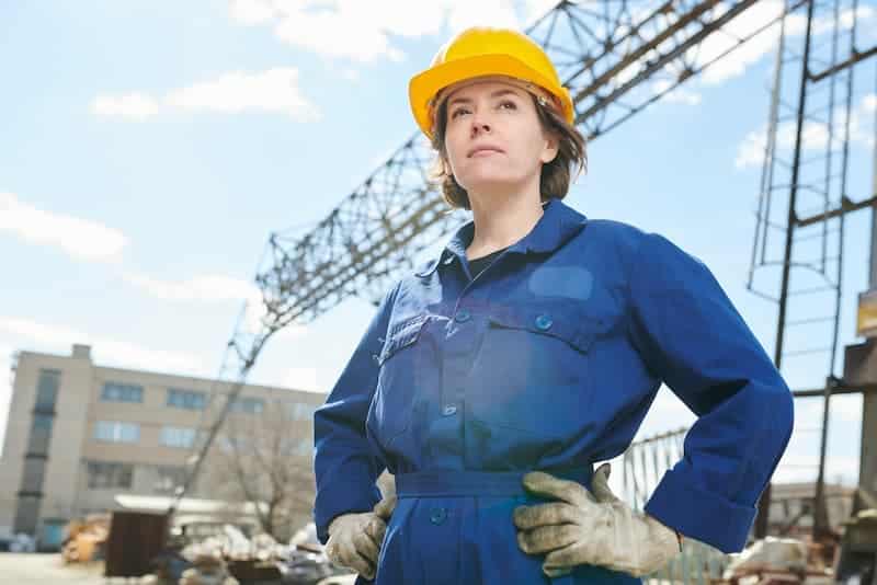 Eine Frau auf einer Baustelle, was sind Stereotype im Job?