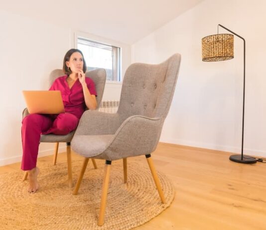 Eine Frau in einem Raum mit wenig Gegenständen, was ist Konsumverzicht?