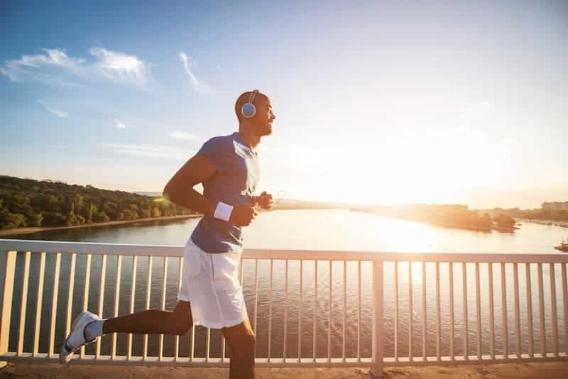 Ein Mann beim Joggen, was ist Sport vor der Arbeit?