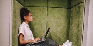 Eine Frau arbeitet am Laptop, was sind introvertierte Menschen?