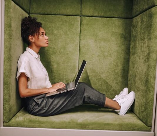 Eine Frau arbeitet am Laptop, was sind introvertierte Menschen?