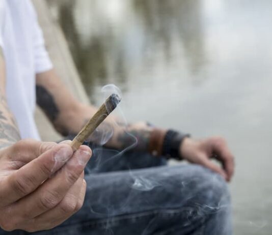 Ein Joint wird angeboten, welche Folgen haben Drogen am Arbeitsplatz?