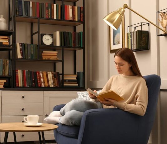 Eine Frau liest ein Buch, was ist die 5-Stunden-Regel?