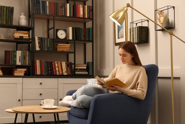 Eine Frau liest ein Buch, was ist die 5-Stunden-Regel?
