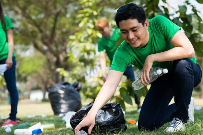 Mehrere Menschen sammeln Müll, was ist der Bundesfreiwilligendienst?