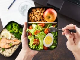 Ein Mann mit Essen für die Mittagspause