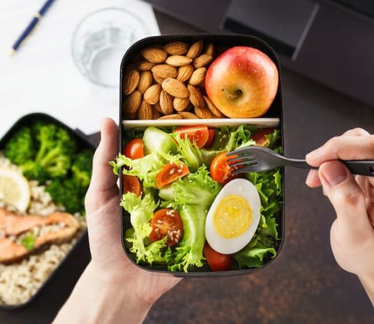 Ein Mann mit Essen für die Mittagspause