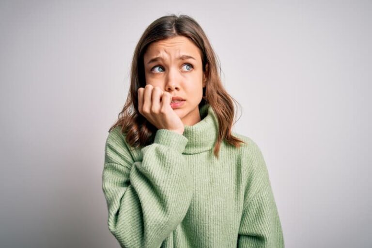 Eine Frau blickt skeptisch, was lässt sich gegen Unsicherheit tun?