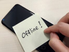 Ein Handy und ein Zettel mit dem Wort offline, was ist Digital Detox?