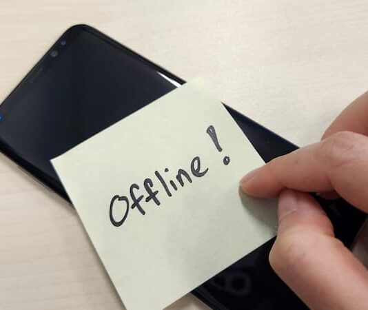 Ein Handy und ein Zettel mit dem Wort offline, was ist Digital Detox?