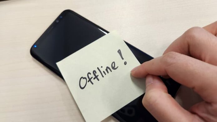 Ein Handy und ein Zettel mit dem Wort offline, was ist Digital Detox?