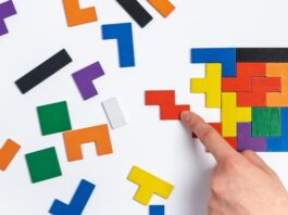 Ein Mensch steckt ein Puzzle zusammen, was ist strategisches Denken?