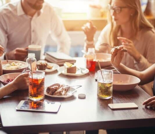 Menschen essen zusammen, was ist ein Einstand?