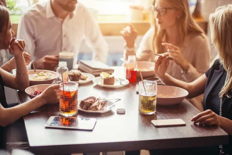 Menschen essen zusammen, was ist ein Einstand?