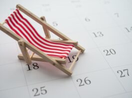 Ein Liegestuhl auf einem Kalender, kann man Urlaubstage kaufen?