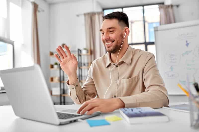 Ein Mann macht eine Online-Weiterbildung