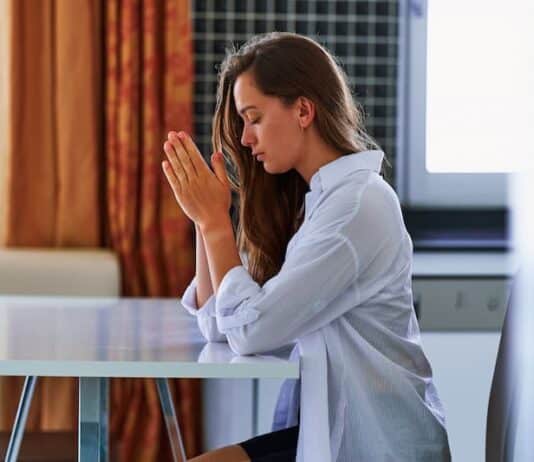 Eine Frau hält die Hände zusammen, wie gelingt der Umgang mit Rückschlägen?