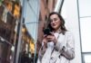 Eine Frau sieht auf das Smartphone, welche Bedeutung hat ständige Erreichbarkeit im Job?
