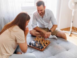 Zwei Menschen spielen Schach, welche Hobbys im Vorstellungsgespräch sollte man erwähnen?