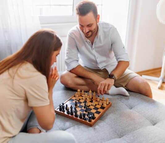 Zwei Menschen spielen Schach, welche Hobbys im Vorstellungsgespräch sollte man erwähnen?