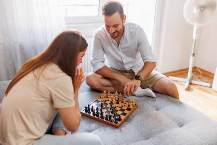 Zwei Menschen spielen Schach, welche Hobbys im Vorstellungsgespräch sollte man erwähnen?