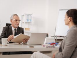 Eine Frau im Gespräch mit dem Arbeitgeber, sie möchte vor Arbeitsantritt kündigen