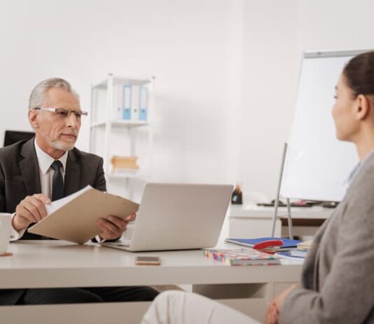 Eine Frau im Gespräch mit dem Arbeitgeber, sie möchte vor Arbeitsantritt kündigen