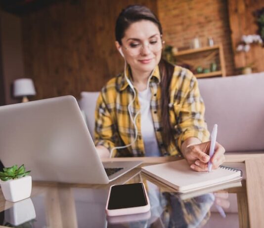 Eine Frau lernt Zuhause, was ist ein berufsbegleitendes Studium?