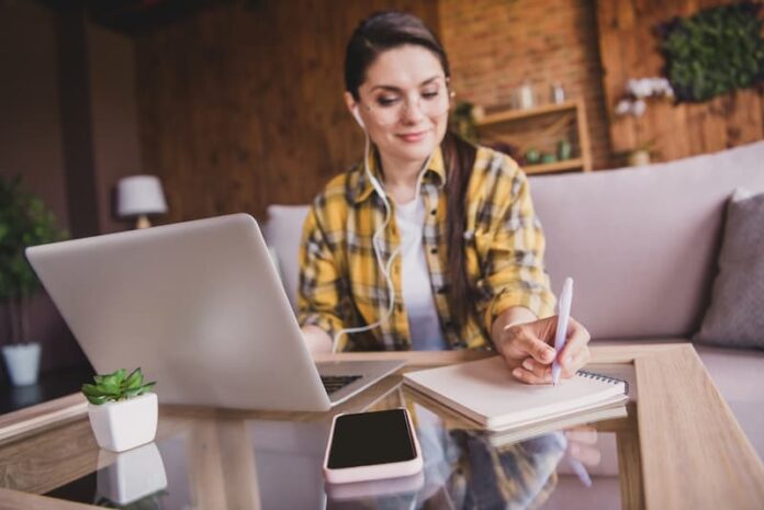 Eine Frau lernt Zuhause, was ist ein berufsbegleitendes Studium?