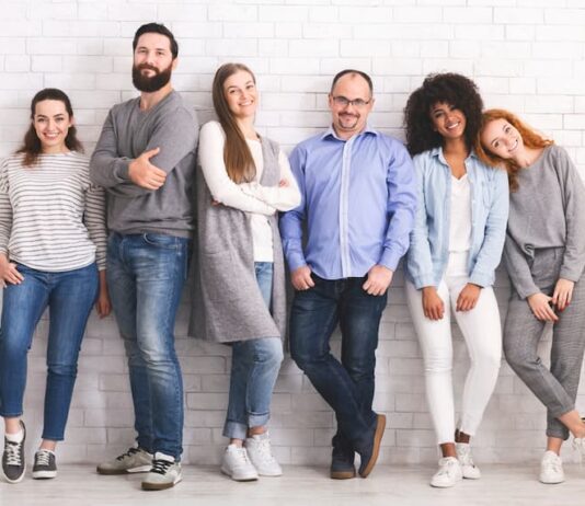 Mehrere Menschen stehen nebeneinander, welche Bedeutung hat die Körpersprache?