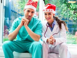 Zwei Chirurgen mit Weihnachtsmützen, was muss Arbeiten über Weihnachten?