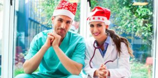 Zwei Chirurgen mit Weihnachtsmützen, was muss Arbeiten über Weihnachten?