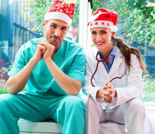 Zwei Chirurgen mit Weihnachtsmützen, was muss Arbeiten über Weihnachten?