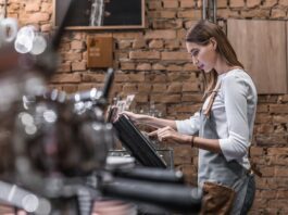 Eine Frau arbeitet in den Semesterferien in einem Cafe