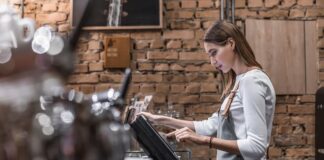 Eine Frau arbeitet in den Semesterferien in einem Cafe