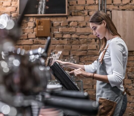 Eine Frau arbeitet in den Semesterferien in einem Cafe