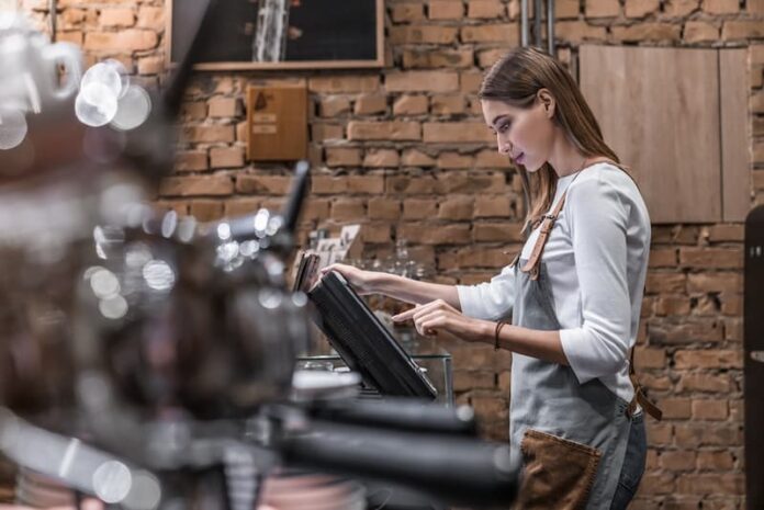 Eine Frau arbeitet in den Semesterferien in einem Cafe