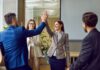 High Performer feiern ihre gute Leistung mit High five