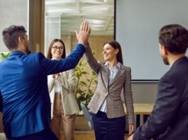 High Performer feiern ihre gute Leistung mit High five
